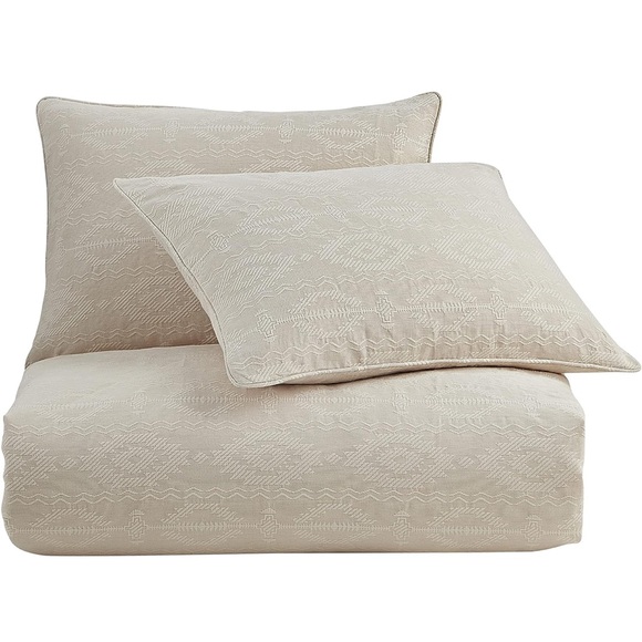 New Paseo Road by Hi End Duvet Cover set. Accents Tempe Matelasse 3 piece set - Picture 2 of 6